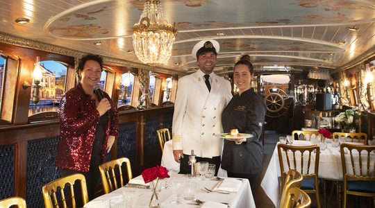 Michelinsterrendiner op een boot in Amsterdam