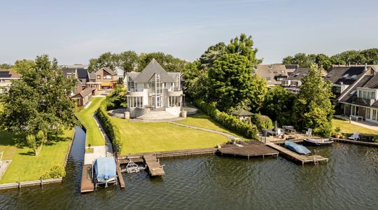 De achterzijde van de villa van Gio Latooy in Ridderkerk