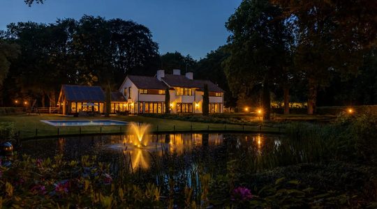 McDonald's-miljonair wil miljoenen voor indrukwekkende, ietwat protserige Gooische villa met alles erop en eraan