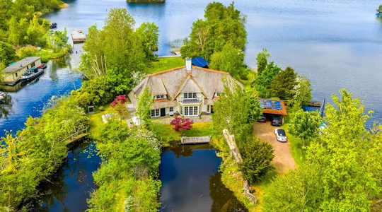 De villa op het 'privé-eiland' van boven