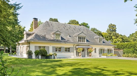 De buitenzijde van de villa in Brasschaat