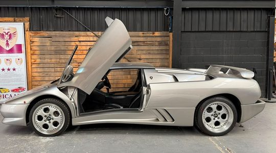 De zijkant van de Lamborghini van Rod Stewart