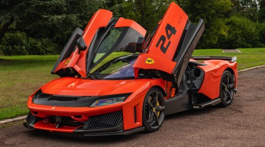 De Ferrari F80 met deuren open