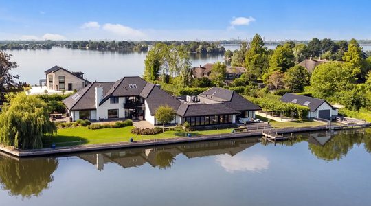 Eigenaar van The Bulldog, Henk de Vries, wil € 7.950.000 voor uiterst extravagante villa aan de Vinkeveense Plassen