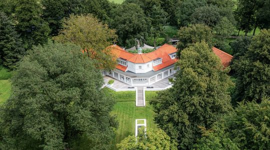 Wederom fikse korting op villa van Jan des Bouvrie: wit paleis moet nu ruim € 4 miljoen minder opleveren dan gepland