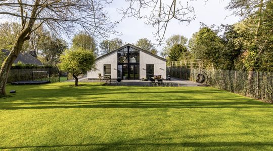 De achterzijde van de nieuwe villa van Noa Lang in Oostvoorne