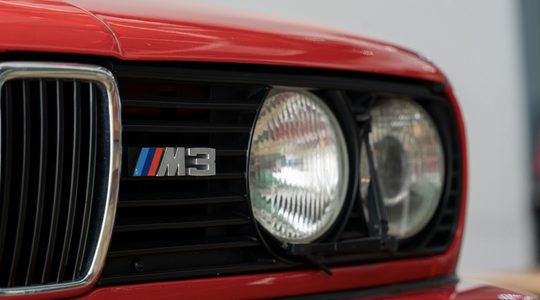 De charme en praktische kant van het rijden in een premium youngtimer