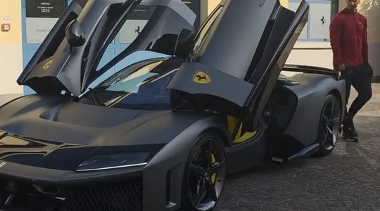 Zlatan Ibrahimović is jarig, en dus doet hij zichzelf traditiegetrouw wéér een Ferrari cadeau: "Happy birthday Zlatan"