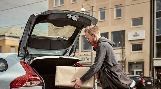 Illustratie voor: Online Aankopen Binnen Twee Uur Afgeleverd in Uw Geparkeerde Volvo (video)