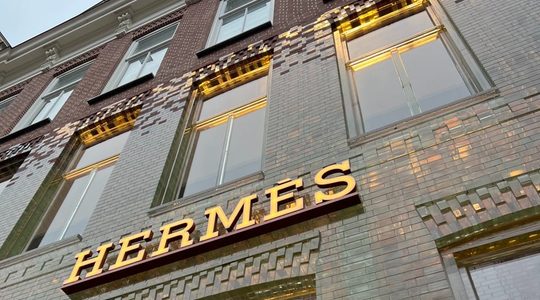 Een erfgenaam van Hermès eist in een rechtszaak € 14 miljard van LVMH-topman Bernard Arnault