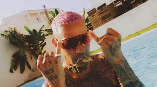 Rapper Bizzey heeft een nieuwe Range Rover van € 150.000
