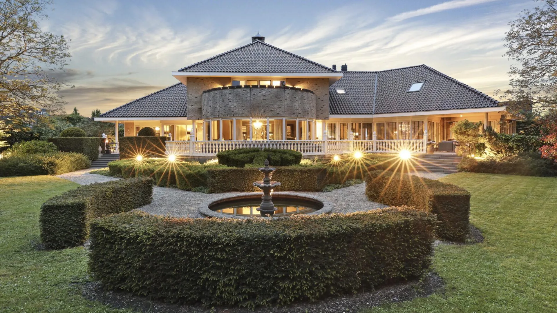 Deze prachtige villa van een voormalig Ajacied staat al 15 jaar (!) in de etalage en kost € 2 miljoen