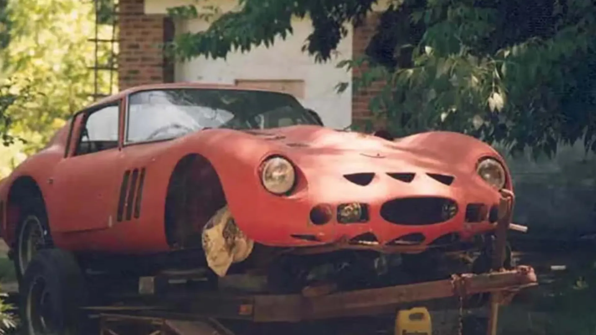 Ferrari van tientallen miljoenen stond jarenlang weg te roesten in een weiland