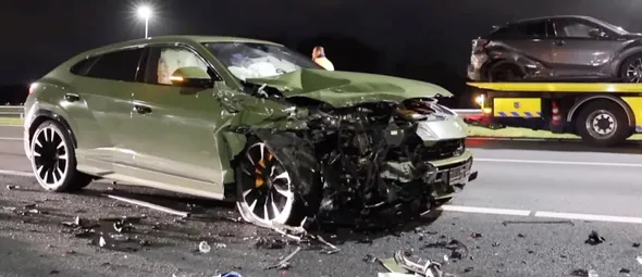 Voormalig international van het Nederlands elftal crasht met Lamborghini van € 300.000 op de A4