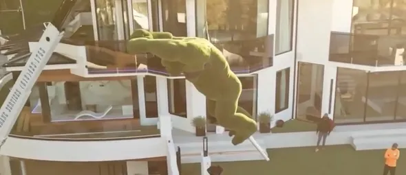 Hitzanger Jason Derulo laat een van gras gemaakte gorilla van $ 200.000 in zijn tuin zetten