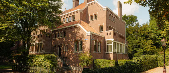 Stadsvilla op ‘één van de mooiste plekken van Amsterdam’ is nu met € 1 miljoen in prijs verlaagd