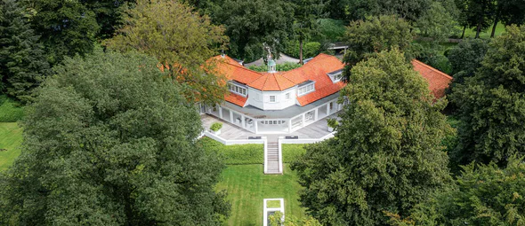 Wederom fikse korting op Gooische villa van Jan des Bouvrie: wit paleis moet nu ruim € 4 miljoen minder opleveren dan gepland
